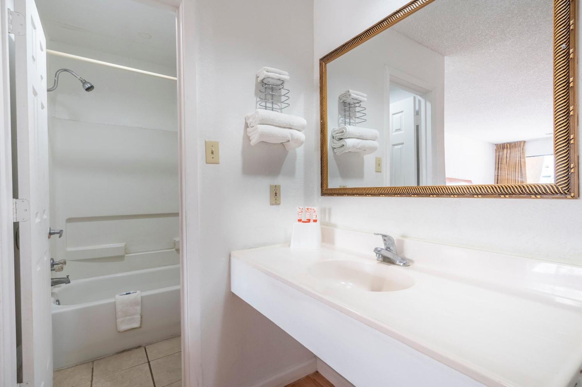 Oyo Hotel Groesbeck エクステリア 写真